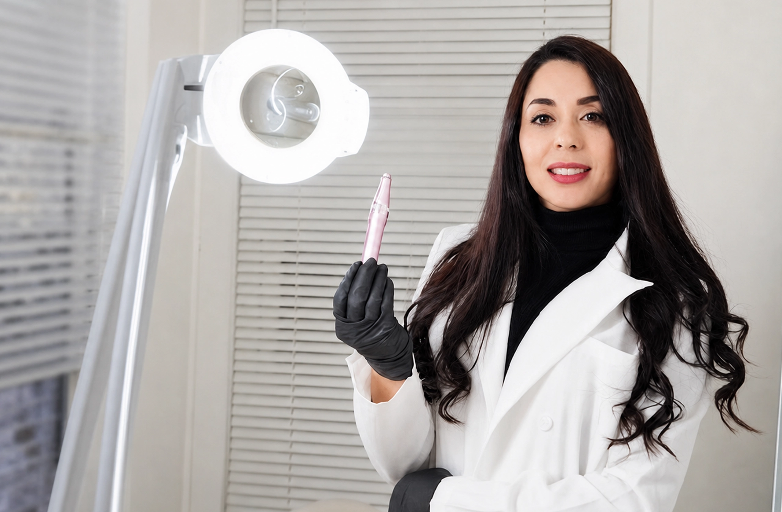 Yanet Rojas en cabina, sosteniendo un dermapen